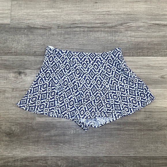 Lucy love, Blue and white shorts - Picture 1 of 4